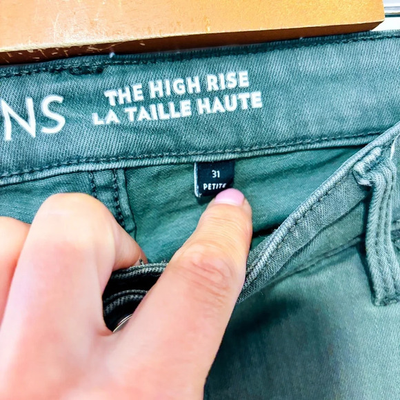 REITMANS High-Waisted Green Jeans (31P) – Petite Fit Denim * - Picture 7 of 10